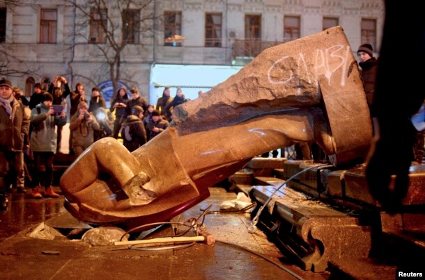 Повалення пам’ятника Леніна в Києві під час Революції гідності, 8 грудня 2013 року