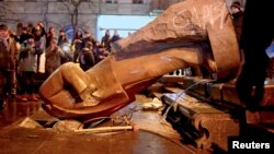 Зьнесены помнік Леніну ў Кіеве. 