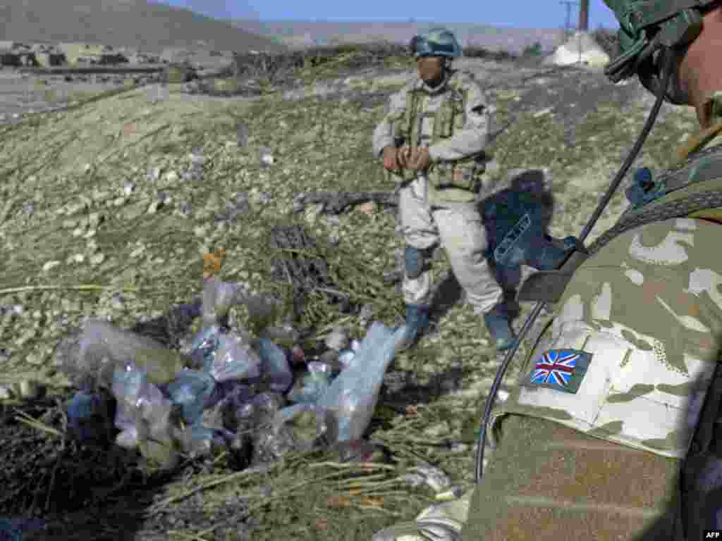 Afganistan - Rat protiv droge - Pripadnici afganistanske vojske spaljuju zaplijenjenu drogu koja se smatra osnovnim izvorom prihoda terorista. U operaciji je učestvovalo oko 700 britanskih i afganistanskih vojnika.