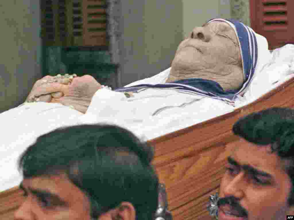 Калкута, Индија, 5 септември 1997 година, посмртните останки на Мајка Тереза