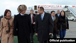 Президент Кыргызcтана Алмазбек Атамбаев (второй слева) прибыл в Узбекистан. Декабрь 2016 года.