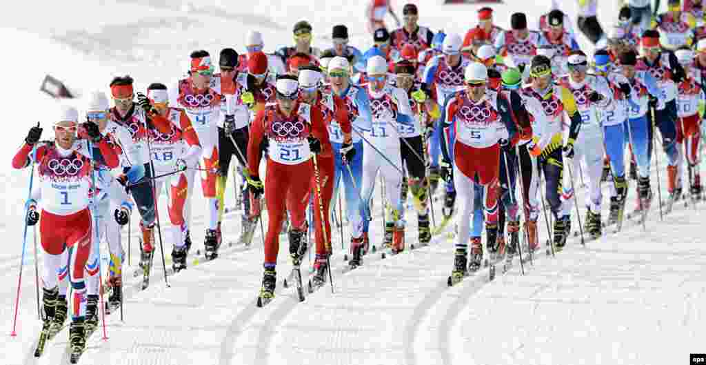 The runners pack during the men&#39;s 15km + 15km skiathlon competition in the Laura Cross Country Center