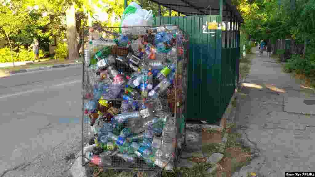 На вулиці Івана Голубця переповнений контейнер для пластикових відходів