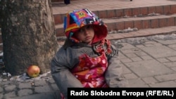 И малолетни дечиња меѓу питачите низ улиците на Прилеп 