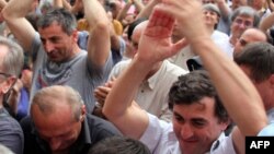 Инициативная группа по проведению референдума о досрочных выборах президента Абхазии уже собрала (с 17 марта) более 14 700 подписей при необходимых 10 тысячах