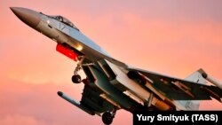 Багатоцільовий винищувач Су-35С виконує навчально-тренувальний політ в Примор'ї, 15 червня 2017 року. Ілюстративне фото