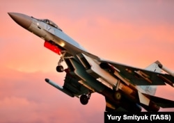 Многоцелевой сверхманевренный истребитель Су-35С во время учебно-тренировочных полетов (фото иллюстративное)