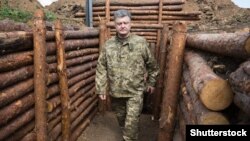 Poroșenko inspectând fortificații în regiunea Donețkului, 11 iunie 2015