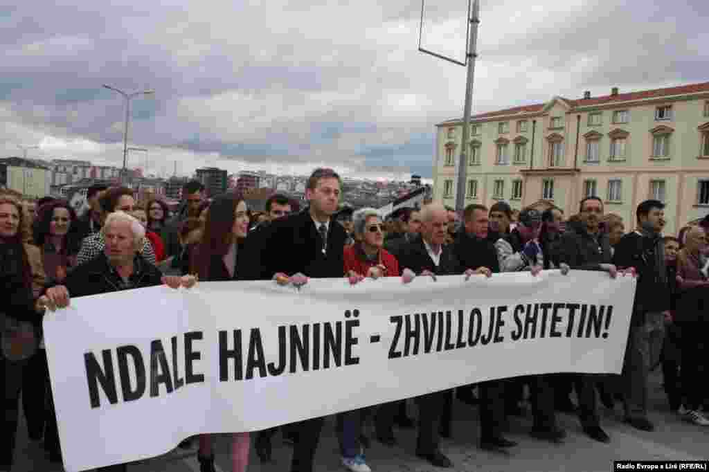 N&euml; protest&euml; pati edhe personalitete nga politika dhe arti...