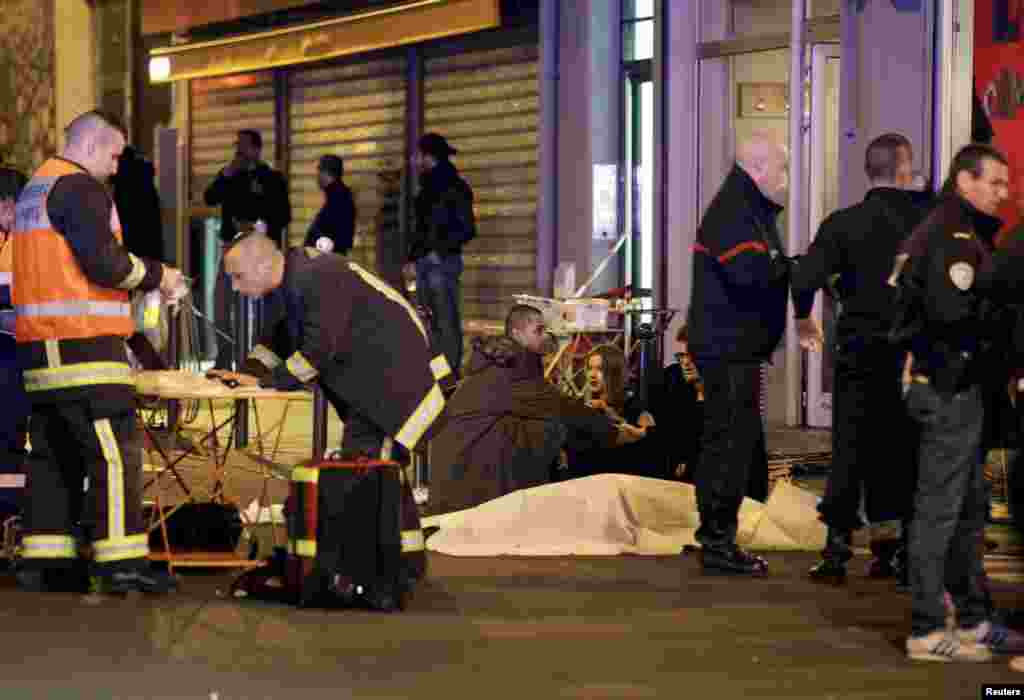 Ekipe hitne pomoći i tijela žrtava prekrivena bijeim pokrivačem ispred pariškog restorana u kojem se desio napad.