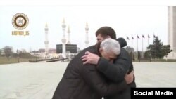 Шихсаидов обнимается с Кадыровым. Скриншот