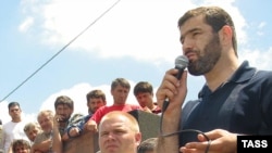 Sagid Murtazaliyev (right), a former free-style wrestler, speaks at a rally in Daghestan's Kizlyar district in June 2005.
