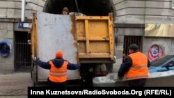 Комунальні служби виявили та прибрали 17 постерів на 10 білбордах (фото ілюстративне)