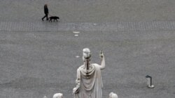 Fotografije pustih italijanskih gradova obilaze svet. Rimska Piazza del Popolo 13. marta 2020. Od evropskih država Italija je do sada najpogođenija korona virusom.