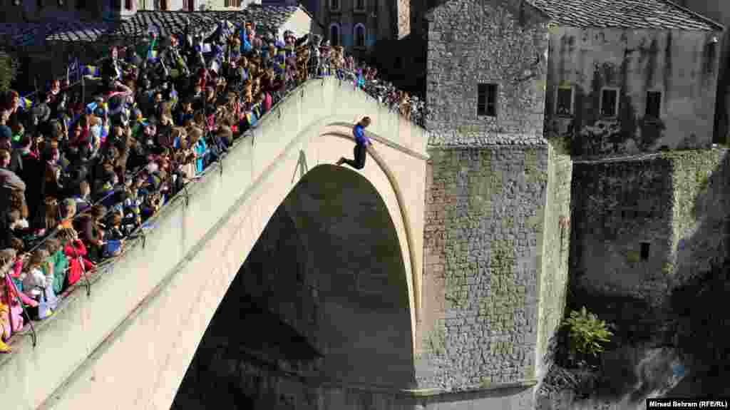 БОСНА И ХЕРЦЕГОВИНА - Маж скока во реката Неретва во градот Мостар. Со само еден скок без аплауз и со фрлање цвеќиња во реката, жителите на Мостар ја одбележаа 24-годишнината од уривањето на Стариот мост за време на босанската војна.