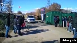 Грузинские журналисты с утра до наступления сумерек «продежурили» у пропускного пункта Эргнети в надежде, что сегодня передадут тело Татунашвили