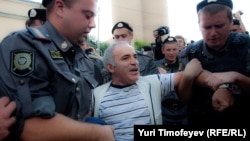 Garry Kasparov (center) being detained in August 2012 near Khamovnichesky court in Moscow, where he was protesting against the Pussy Riot verdict.