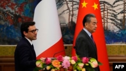Министърът на външните и европейските въпроси на Франция Стефан Сежурне и външният министър на Китай Ван на съвместна пресконференция в Пекин на 1 април 2024 г.