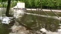 20 хвілін — і вады па калена. У Бабруйску залева затапіла вуліцы