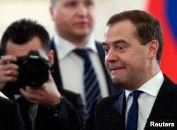 Дмитрий Медведев слушает послание Путина. 12 декабря 2013 года