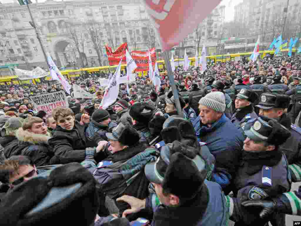 Ukrajina - Protest protiv gradonačelnika Kijeva - Poznat po svojim ekstravagantnim postupcima gradonačelnik Kijeva je ovaj put izazvao nezadovoljstvo gradjana namjerom da poveća cijene komunalnih usluga. Izmedju ostalog imao je namjeru naplaćivati odlazak na gradsko groblje. 