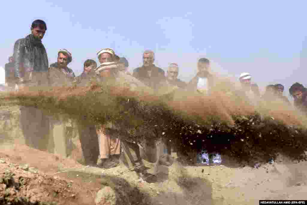 Кабулдун жашоочулары Садарат аянтындагы жанкечтинин жардыруусунан каза болгондорду жерге берүүдө. Кол салуудан 95 адам өлүп, 135и жарадар болгон. &nbsp;