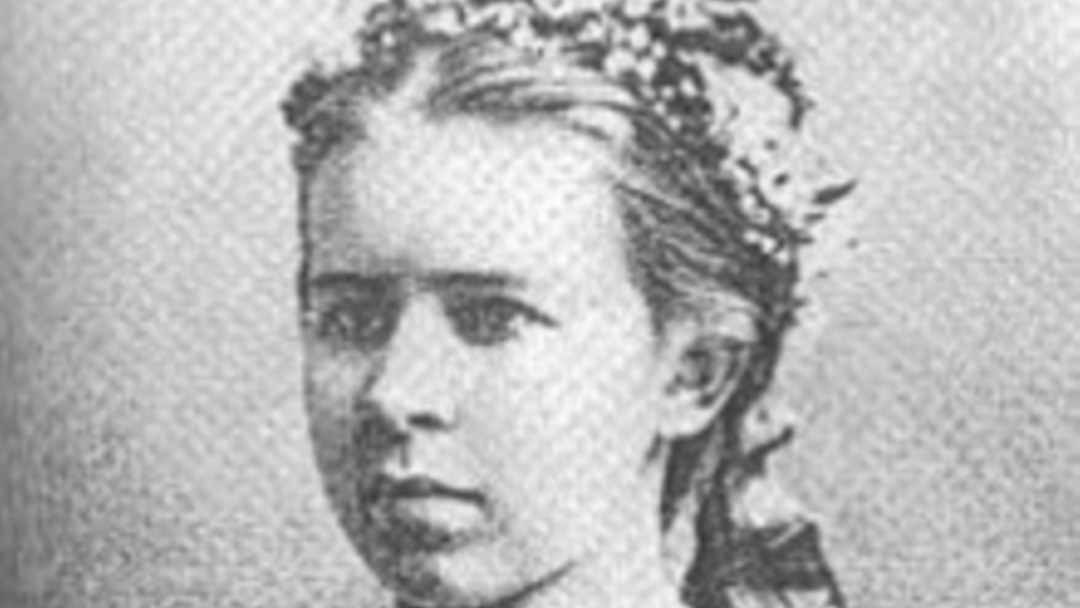 Жалаңаш әйелдердің қоршауындағы ер адам