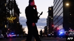 ایالات متحده - یک مامور پولیس در محل رویداد تیراندازی بر نیروهای گارد ملی 