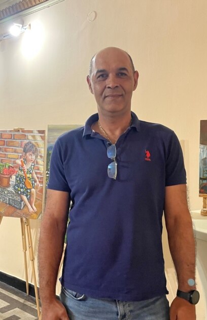 Той чака самостоятелна изложба в Белгия където живее от 12