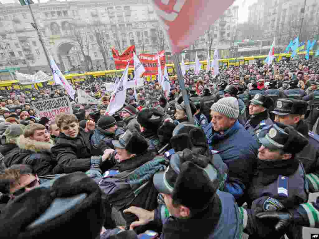 Ukrajina - Protest protiv gradonačelnika Kijeva - Poznat po svojim ekstravagantnim postupcima gradonačelnik Kijeva je ovaj put izazvao nezadovoljstvo gradjana namjerom da poveća cijene komunalnih usluga. Izmedju ostalog imao je namjeru naplaćivati odlazak na gradsko groblje.