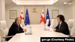 ელჩ ალექსანდრე კარტოზიას რწმუნებათა სიგელები გერმანიის ფედერაციული რესპუბლიკის პრეზიდენტისათვის ამ დრომდე არ გადაუცია, - განუცხადეს რადიო თავისუფლებას საგარეო საქმეთა სამინისტროში.