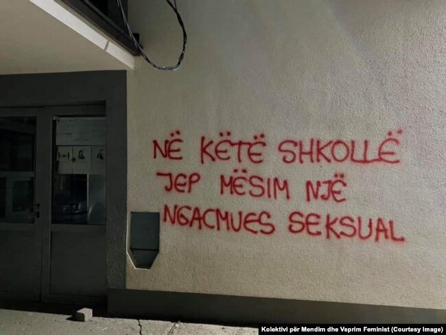 Grafit në murin e një shkolle.