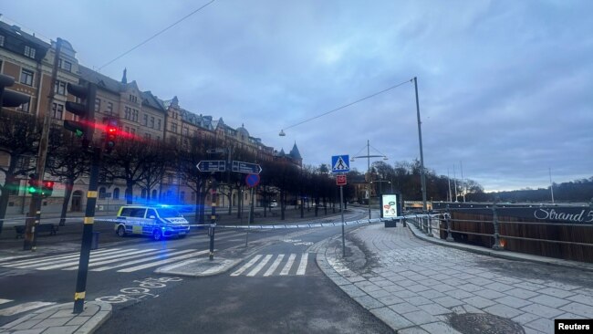 Një automjet i policisë i vendosur pranë rrugës që çon drejt Ambasadës së Izraelit në Stokholm, Suedi, 31 janar 2024.