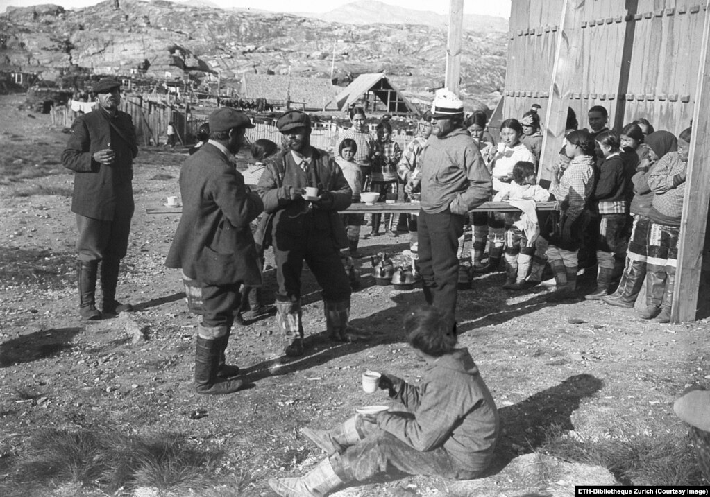 Eksploruesit evropianë ndajnë kafenë me banorët vendas të Grenlandës në fillim të viteve 1900.