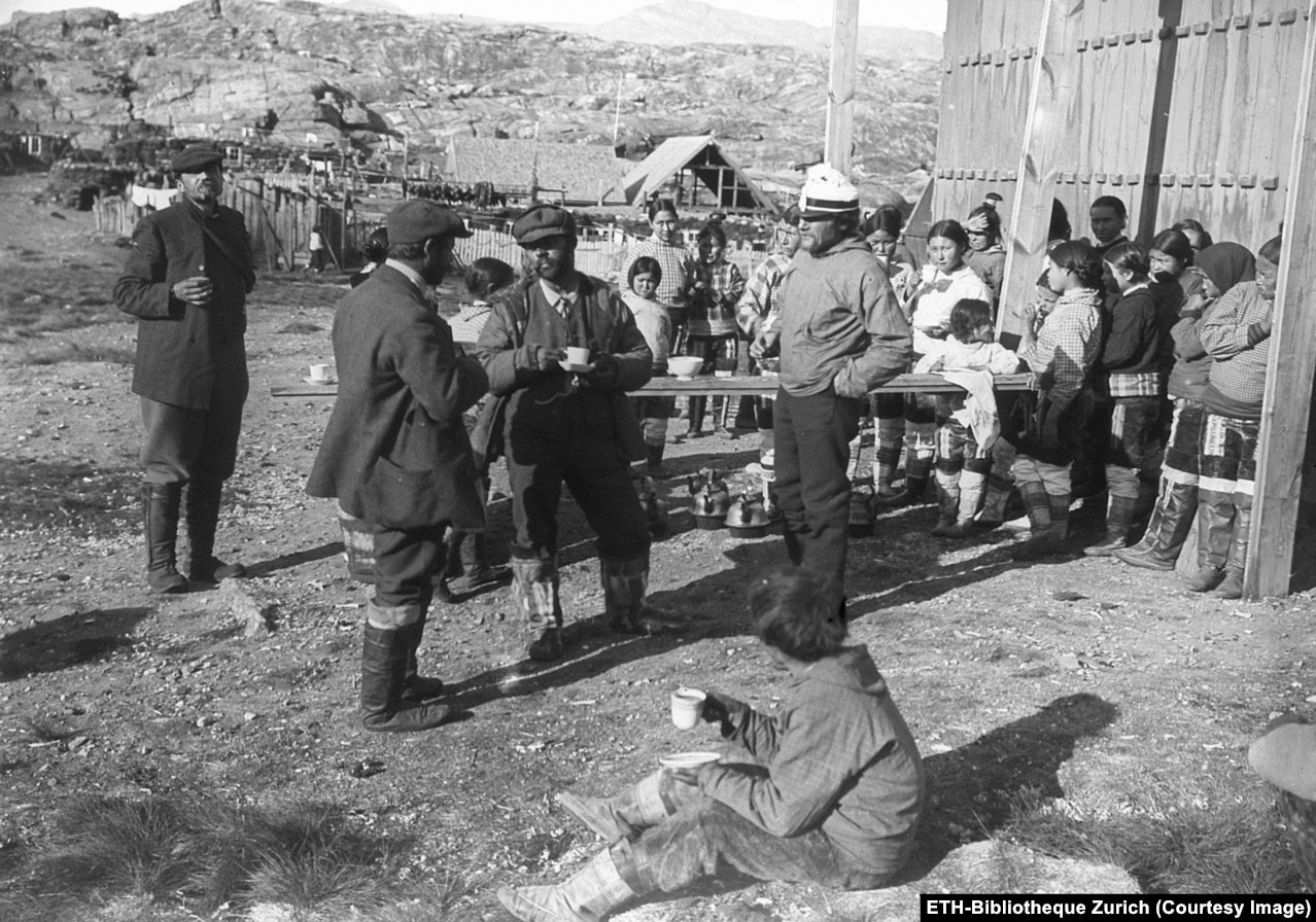 Eksploruesit evropianë ndajnë kafenë me banorët vendas të Grenlandës në fillim të viteve 1900.