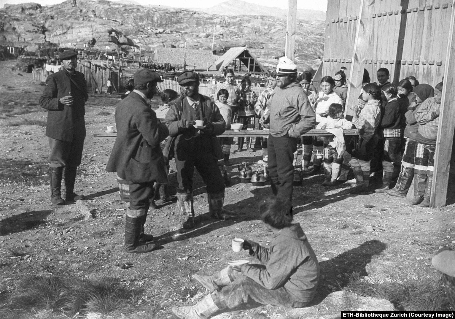 Eksploruesit evropianë ndajnë kafenë me banorët vendas të Grenlandës në fillim të viteve 1900.