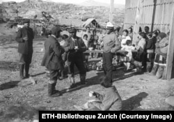 European explorers share coffee with Greenlandic locals in the early 1900s