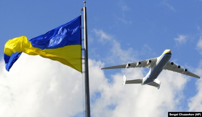 Український АН-225 «Мрія», найбільший у світі вантажний літак, пролітає над майданом Незалежності в Києві під час репетиції до військового параду з нагоди Дня Незалежності України. Київ, 21 серпня 2009 року