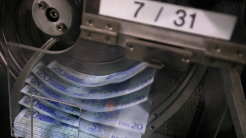 Загрепчани во паника повлекуваат пари од руската Сбербанк