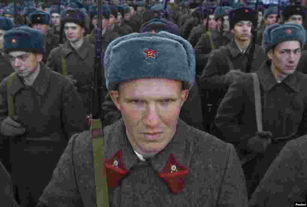 Militari ruși, îmbrăcați în uniforme istorice sovietice, la o repeție pentru parada militară cu ocazia zilei de 7 noiembrie, în Piața Roșie. (1 noiembrie 2013) 