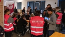 Валанцёры з вызваленымі палітычнымі зьняволенымі ў Вільні, 18 сьнежня 2025 году 