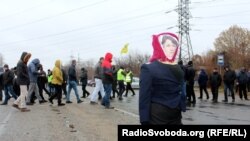 Фото з одного з попередніх протестів «євробляхерів»: люди невпинно ходять переходом, не даючи проїзду автам