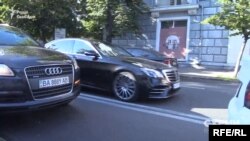 Далі Mercedes зі «слугою народу» за кермом перетнув подвійну суцільну і виїхав на зустрічну смугу транспорту, аби не стояти в заторі