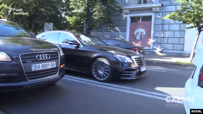 Далі Mercedes зі «слугою народу» за кермом перетнув подвійну суцільну і виїхав на зустрічну смугу транспорту, аби не стояти в заторі