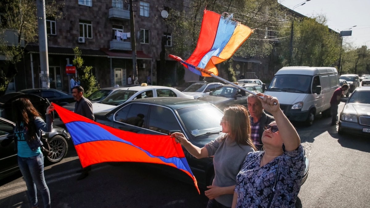 Участники протеста в Армении блокируют движение транспорта