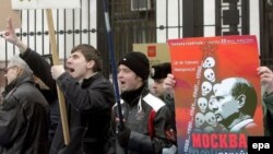 Акция протеста против визита Путина у посольства РФ в Киеве