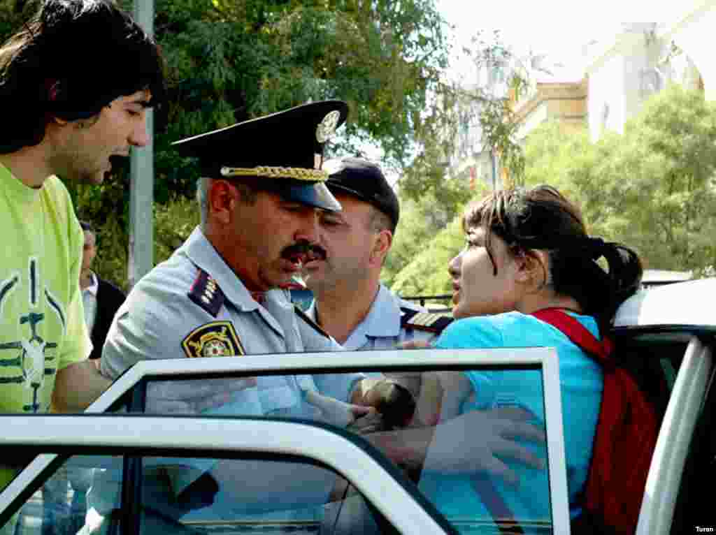 Sentyabrın 26-da «Dalğa» Gənclər Hərəkatı təhsildə köklü islahatlar tələbi ilə aksiya keçirməyə cəhd edib. Saat 15:00-da Sahil bağında toplaşan gənclər ayaqyalın gəzmək istəyiblər. Onlardan qabaq bağa gələn polis gəncləri saxlayıb