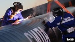 Магистральный газопровод "Сила Сибири" запустили в 2019 году. Он качает газ из Якутии (Чаяндинское месторождение) на Дальний Восток и в Китай. "Сила Сибири-2" должен был связать газовые месторождения на Ямале с Китаем через территорию Монголии
