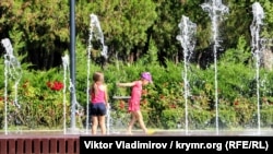 Дети купаются в фонтане в Симферополе, 2 сентября 2020 года, (иллюстративное фото)