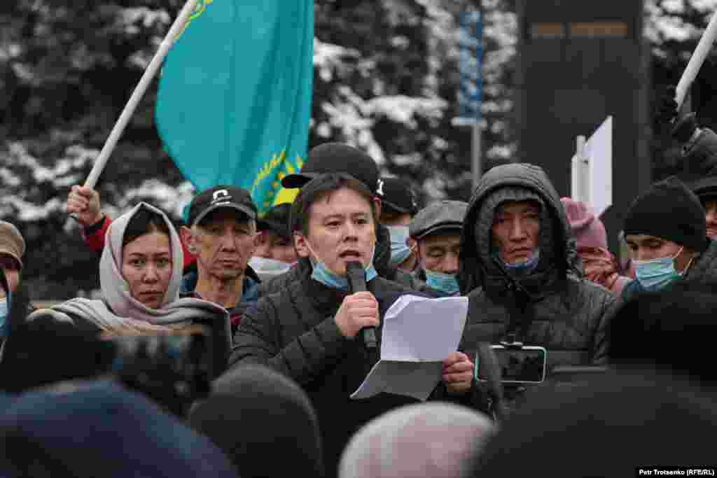 Жанболат Мамай выступает на митинге. В своем выступлении политический активист призывал к бойкотированию предстоящих выборов и заявлял о необходимости проведения политических реформ в Казахстане.